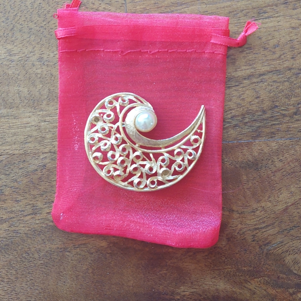 Gold tone and pearl brooch